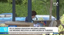 A raíz de la suspensión oficial de clases presenciales en los planteles fiscales de las zonas más afectadas, las instituciones educativas particulares de Guayaquil adoptaron sus propios protocolos de seguridad operativa. Entre las medidas implementadas destacan las jornadas de limpieza profunda en los sistemas de drenaje internos, la flexibilización de los horarios de ingreso y salida, y la suspensión temporal de actividades extracurriculares para salvaguardar la integridad de la comunidad estudiantil. Un reportaje de Camila Guevara.