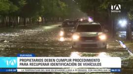 Además de las vías anegadas y los automotores averiados, las intensas lluvias en Guayaquil dejaron como secuela la pérdida masiva de placas vehiculares desprendidas por la fuerza del agua. Ante este inconveniente, la Autoridad de Tránsito Municipal recordó a los propietarios que deben cumplir con un procedimiento específico de denuncia e inspección para solicitar la reposición legal de la identificación de sus vehículos. Un reporte de Camila Guevara.