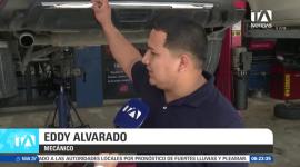Los talleres mecánicos de Guayaquil registran una alta demanda de automotores afectados por el temporal invernal, siendo el ingreso de agua al motor la falla más crítica reportada por los técnicos. Especialistas del sector advierten que el costo de las reparaciones requeridas para corregir el bloqueo hidráulico varía según el modelo y la marca del vehículo, pudiendo sobrepasar los 2.000 dólares en los casos más severos. Un reporte de Ricardo Cruzatty.