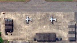 Dos aeronaves cuyas dimensiones y forma coinciden con las de los V-22 Osprey, en la base aérea militar ecuatoriana de Taura