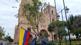 Personal municipal coloca las banderas de la provincia por la Independencia de Cuenca en sus 206 años