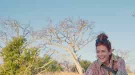 Kate Walsh observa unos piqueros de patas azules en su visita a las Islas Galápagos.