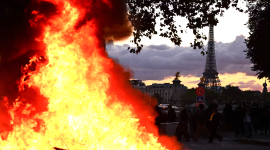 Se observa un incendio con la Torre Eiffel de fondo durante una manifestación en protesta por el "alto costo de vida", en París