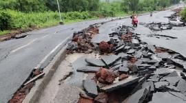 La carretera que conduce al Aeropuerto de Baltra fue afectada por las lluvias en Galápagos.