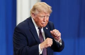 Donald Trump, gesticula mientras pronuncia un discurso durante una visita a una planta de ensamblaje de Mack Trucks en Macungie, Pensilvania, EE. UU., el 23 de junio de 2026.