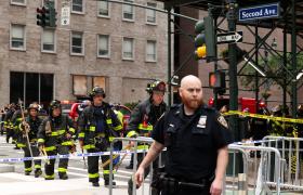 Servicios de emergencia evacuaron edificios en Manhattan antes riesgo de colapso de un rascacielo.