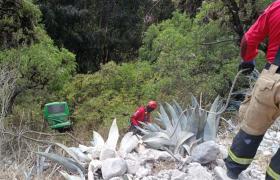Un bus de pasajeros se volcó y quedó en una pendiente hacia el río Ambato.