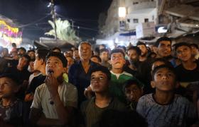 Palestinos siguen el Argentina-Egipto entre los escombros de Gaza