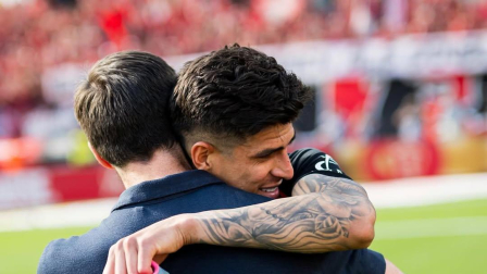 Piero Hincapié abraza a Xabi Alonso, su técnico en Leverkusen. Alonso dirigirá al Madrid: ¿se llevará al ecuatoriano a España?