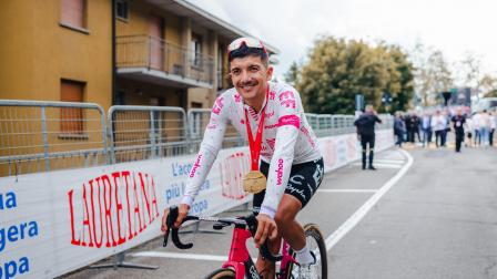 Richard Carapaz se mantiene en la disputa del título del Giro de Italia 2025. Es cuarto en la clasificación general