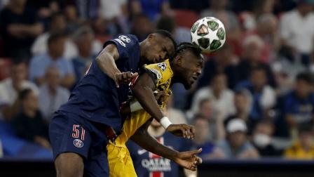 Willian Pacho (izquierda), defensa central del PSG, anticipa a Marcos Thuram, de Inter de Milan, en la final de la Champions League, disputada el sábado 31 de julio del 2025, en Berlín.