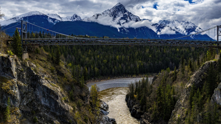Vista aérea del puente Hagwilget Canyon en Columbia Británica, Canadá, el 1 de mayo de 2024.