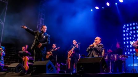 Luis y Eduardo Miño Naranjo cantando en un concierto el 25 de junio del 2022.