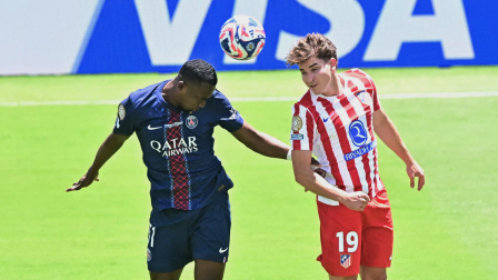 William Pacho disputando el balón con Julián Álvarez en su debut en el Mundial de Clubes este domingo 15 de junio del 2025.