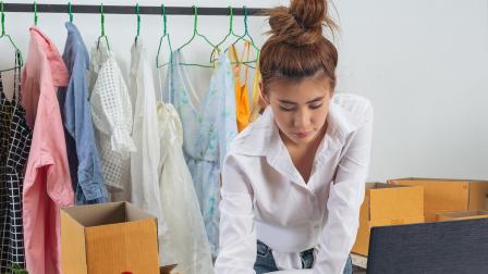 Una mujer hablando por teléfono mientras recibe pedido de compras en línea.
