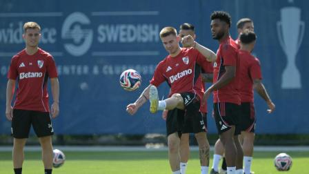 Franco Mastantuono, volante ofensivo de River Plate, controla el esférico en un entrenamiento. A su lado, el delantero colombiano Miguel Borja.