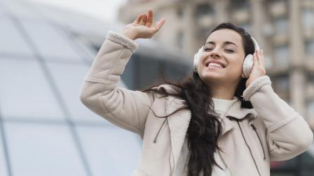 La música influye en la felicidad al activar áreas del cerebro asociadas al placer.