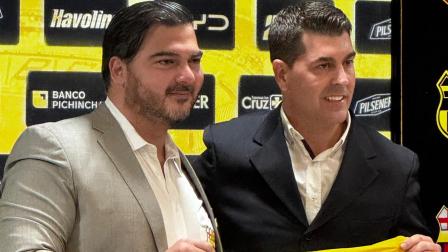El presidente de Barcelona, Antonio Álvarez, entregó la camiseta al nuevo técnico, Ismael Rescalvo. El DT alabó la plantilla de BSC  y dijo que el objetivo es lograr la corona nacional.
