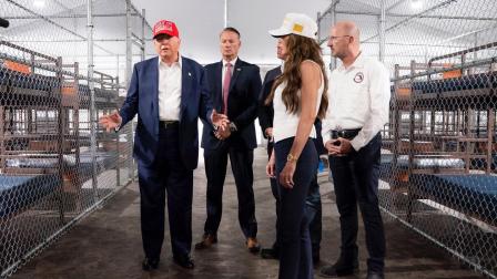 El presidente de los Estados Unidos, Donal Trump, y a la secretaria de Seguridad Nacional, Kristi Noem visitaron el centro de detención para migrantes 'Alligator Alcatraz'.