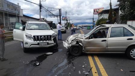 El choque forntal entre dos vehículos se registró este viernes 4 de julio del 2025 en Cumbayá.