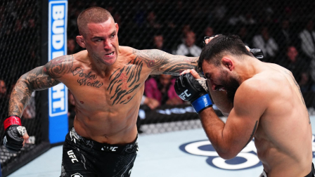 Dustin Poirier enfrentando al francés Saint Denis en el UFC 299 en Miami.
