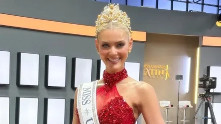 Victoria Kjær, Miss Universe 2024, posa con encanto y elegancia.