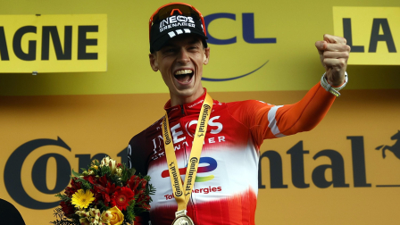 El ciclista neerlandés Thymen Arensman del equipo INEOS Grenadiers celebra en el podio tras ganar la 19ª etapa del Tour de Francia.