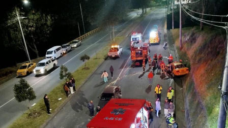 Dos vehículos chocaron en la avenida Simón Bolívar la madrugada del 27 de julio del 2025.