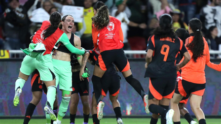 Las jugadoras de Colombia celebran al ganar la serie de penaltis este lunes, en un partido de las semifinales de la Copa América Femenina entre Argentina y Colombia en el estadio Rodrigo Paz Delgado en Quito.