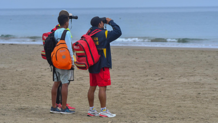 Salvavidas vigilan la playa El Murciélago este miércoles, en Manta (Ecuador). Habitantes y turistas de algunas islas fueron evacuados de forma preventiva ante la alerta de tsunami