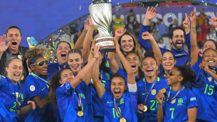 Las jugadoras brasileñas celebran la obtención de la Copa América. Se impusieron por penales a Colombia, en el estadio Rodrigo Paz Delgado.