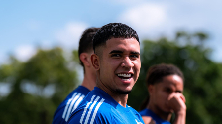 Kendry Páez sonríe durante el entrenamiento del Racing de Estrasburgo, en la jornada del martes  5 de agosto del 2025.