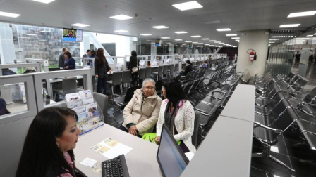 El Gobierno dispuso la fusión de ministerios y el despido de 5 000 funcionarios públicos en Ecuador