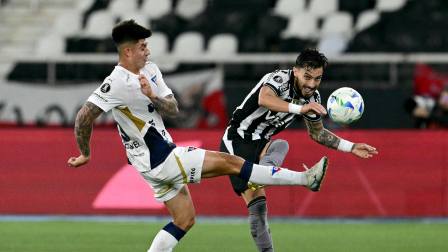 Gabriel Villamil, de Liga de Quito, intenta bloquear un lanzamiento de Álex Telles, de Botafogo, durante el partido jugado el jueves 14 de agosto del  2025, en Rio de Janeiro.