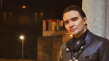 Paúl Carrera, quien canta como Alejandro Fernández, estuvo en el set de esTAmañana contando su historia. También entonó varias de sus canciones