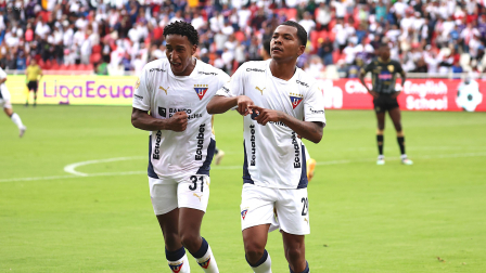 Daniel de la Cruz y Bryan Ramírez, jugadores de Liga de Quito, celebran la anotación de los universitarios, en el partido ante el Manta, jugado el domingo 17 de agosto del 2025.