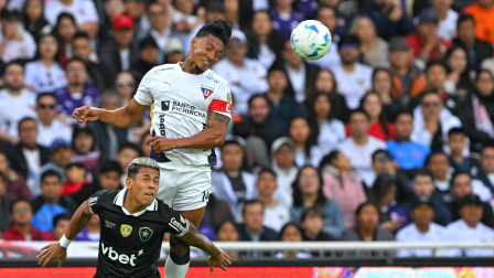 José Quintero, defensa de Liga de Quito, se anticipa a la marca de un jugador de Botafogo, en el partido del 21 de agosto del 2021.