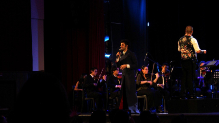 Brian Tolenti imitando a Cerati en sinfónca en el Teatro San Gabriel en Quito.