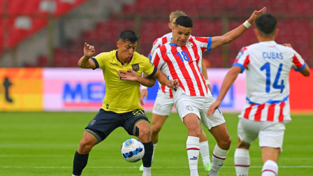 Alan Franco (izquierda) disputa el balón con Álex Arce, de Paraguay, en el partido jugado en Quito, en octubre del 2024 por las Eliminatorias Sudamericanas.