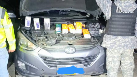 La mercadería fue hallada en un compartimento en el motor del vehículo.