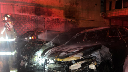 Bomberos acudieron desde la madrugada a sofocar un incendio en un patio de venta de vehículos.