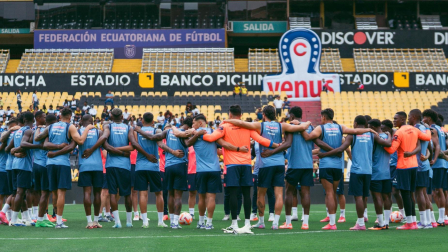 Los jugadores de la Selección se juntan antes de un entrenamiento del equipo en el estadio Banco Pichincha.