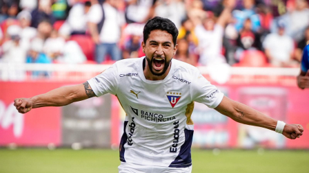 Jeison Medina, delantero de Liga Deportiva Universitaria, celebra un gol. Los universitarios visitarán a Libertad, en la jornada 28 del Campeonato ecuatoriano.