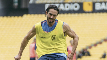 Leonardo Campana, delantero de Ecuador, remata un balón durante un entrenamiento de La Tricolor en el estadio Banco Pichincha.