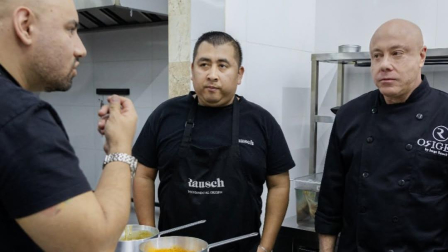 El chef Jorge Rausch durante una de las pruebas del menú en su restaurante Origen, en Quito.
