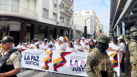 Miles de ciudadanos se ceoncentran en las calles del centro de Guayaquil el 11 de septiembre del 2025.