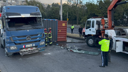 Un tráiler obstaculizó los carriles centrales de la av. Simón Bolívar, sector Puengasí
