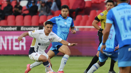 Alexander Alvarado, volante de Liga de Quito, durante el partido ante Macará, por la fecha 27 de la Liga Pro. Los albos visitan a Libertad en la  cancha  de Teleamazonas.