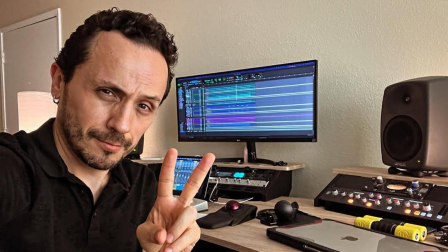 Israel Brito vive, desde hace cuatro años, fuera de Ecuador. Prepara nueva música y decidió 'revisitar' alguno de sus temas antiguos.