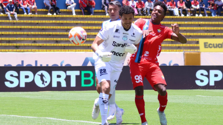 Djorkaef Reasco (derecha) disputa  con José Gabriel Cevallos, de Macará, durante el partido jugado el 14 de septiembre del 2025, por el Campeonato Nacional.